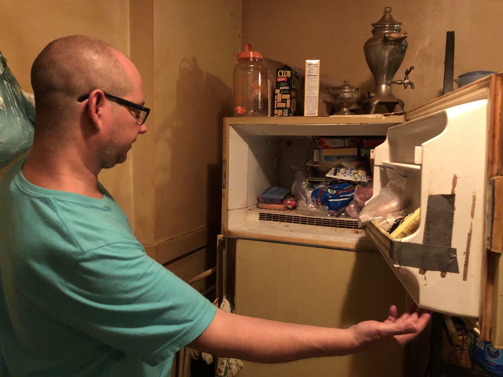 Cleaning out mother's St. Louis apartment, man finds baby's remains in freezer